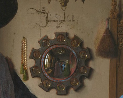 Detalle de la firma, el espejo y el rosario