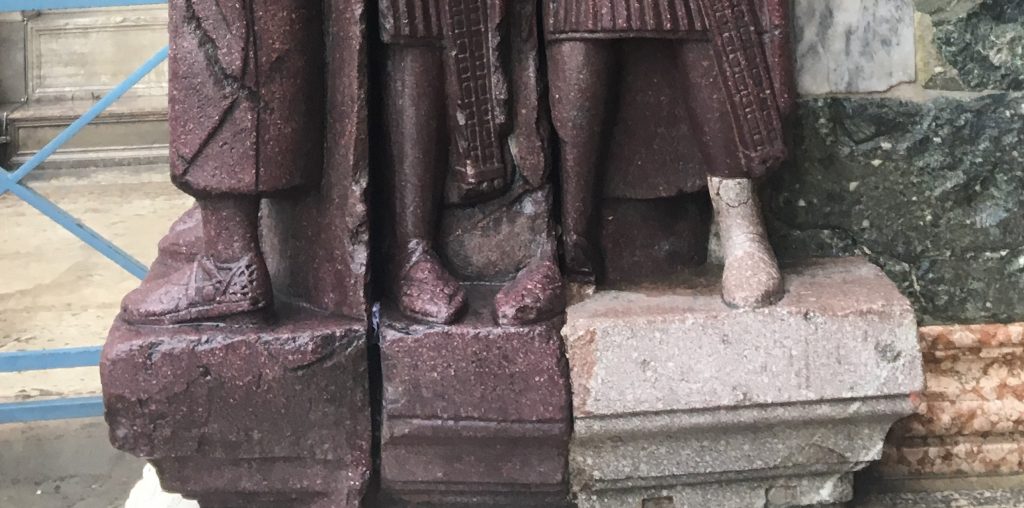 Pie de uno de los Tetrarcas reconstruido con otro material( Foto de Sofia Muñoz)