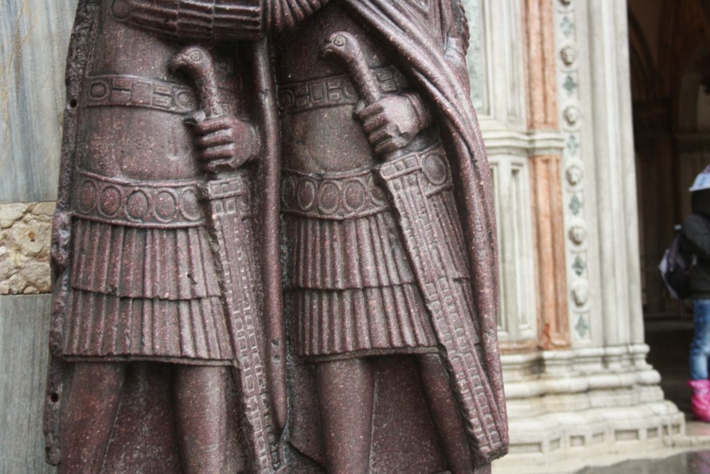 Detalle de las empuñaduras de aguila de los cuatro Tetrarcas (Foto Sofia Muñoz)