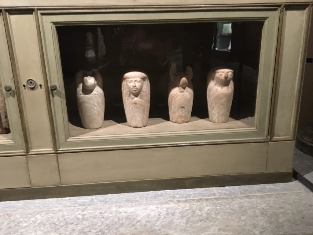 Vasos Canopos Museo Egipcio de Turín Vasos Canopos ( Foto Sofia Muñoz)