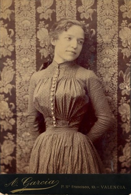 # 22.- García Peris, Antonio Clotilde García del Castillo, 07/1886 Albúmina. 219 x 164 mm. Positivo antiguo Carta fotográfica: 247 x 169 mm. Imperial A su Joaquín / le dedica este retrato / en prueba de su cariño su / Clotilde de S / Valencia 7 Julio 1886 a tinta negra (reverso de la carta fotográfica); A. García / P. Sn. Francisco, 10.- VALENCIA impreso en dorado (margen inferior del anverso de la carta fotográfica) Forma reportaje con el n.º cat. 23. N.º Inv. 80438 Retrato de estudio de Clotilde. Exposiciones: 1997, Madrid –”“La fotografía y el Museo””– (n.º cat. 9); 2006, Valencia –”Sorolla y la otra imagen”– (n.º cat. 13); 2007, Madrid –”Sorolla y la otra imagen”– (n.º cat. 13).foto extraida del catálogo LA COLECCIÓN DE FOTOGRAFÍA ANTIGUA DEL MUSEO SOROLLA