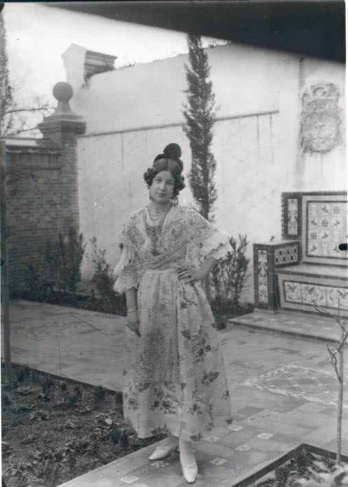 # 341.- Anónimo Elena vestida de valenciana, 1912 Gelatina DOP. 177 x 127 mm. Positivo moderno tomado de placa antigua Forma reportaje con los n. os cat. 338 a 340 y 342 a 344. N.º Inv. 80499 Elena Sorolla García, vestida de valenciana, posando en el primer jardín de la Casa Sorolla. Foto extraida del catálago: LA COLECCIÓN DE FOTOGRAFÍA ANTIGUA DEL MUSEO SOROLLA