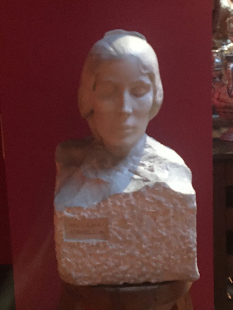 Gitana hacia 1916. Mármol blanco. Firmada en la parte izquierda de la base, inciso"Helena Sorolla". Pintado en rojo. Al dorso de la base, inciso "TALLER/ DE CUÑAT de Helena Sorolla (Museo Sorolla) (Sofia Muñoz)