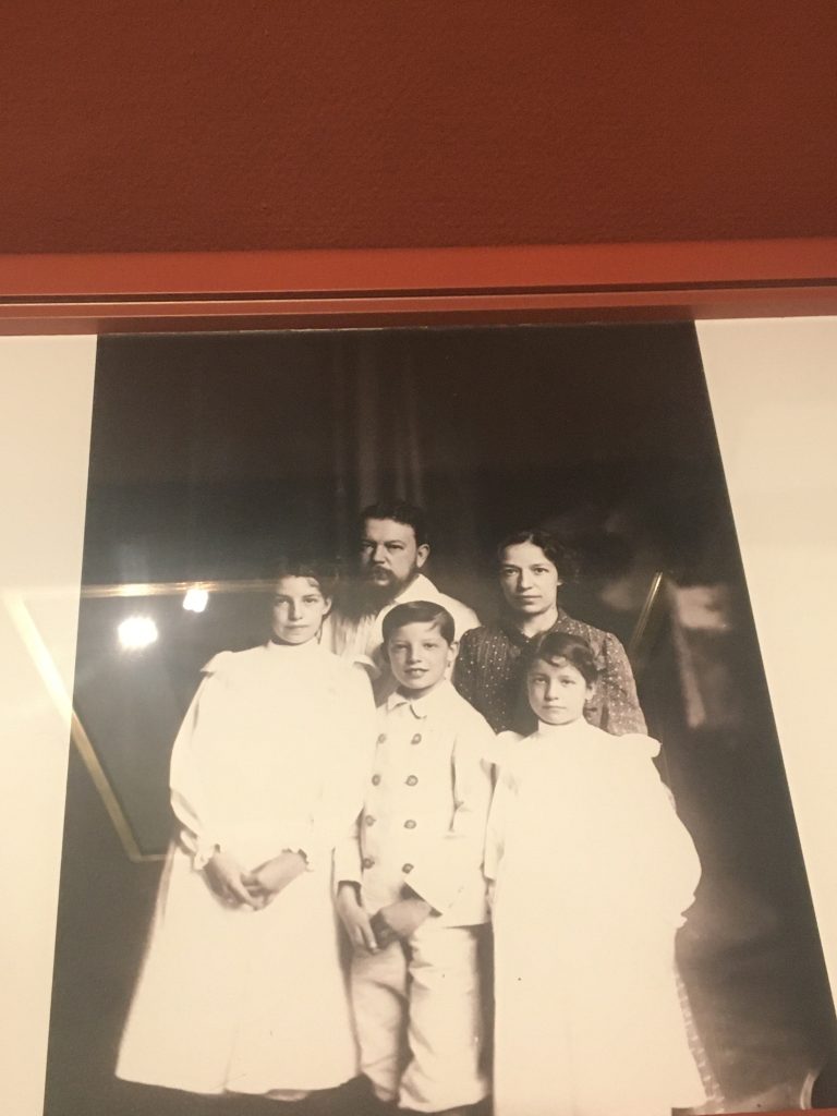 Anónimo El artista, su mujer y sus hijos, 1904 (ca.)(Foto: Sofia Muñoz de la exposición Sorolla, dibujante sin descanso)