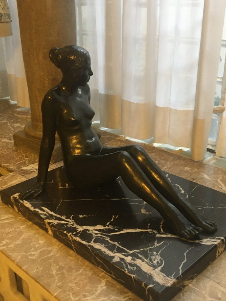 Desnudo de mujer. Bronce sobre plinto de mármol negro vetado en blanco. Firmada en el ángulo delantero izq. de la base, inciso "Helena Sorolla" de Helena Sorolla (Museo Sorolla) (Foto: Sofia Muñoz)