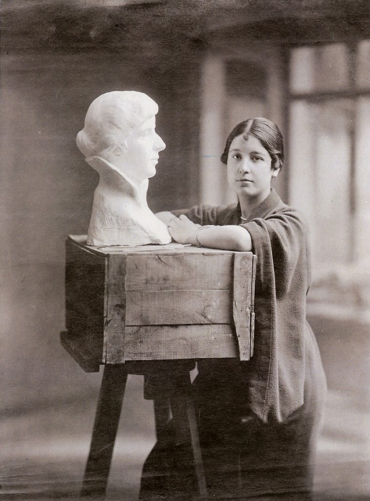 Helena Sorolla en la Exposición Arte de la Juventud en 1916. Barbera-Masip