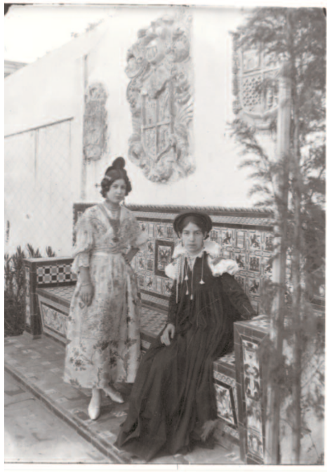 # 342.- Anónimo Elena y María en una fiesta de disfraces, 1912 Gelatina DOP. 178 x 127 mm. Positivo moderno tomado de placa antigua Forma reportaje con los n. os cat. 338 al 341, 343 y 344. N.º Inv. 80312 Elena Sorolla vestida de valenciana y su hermana María ataviada con traje típico de ansotana posan en el primer jardín de su casa.Foto extraida del catálago: LA COLECCIÓN DE FOTOGRAFÍA ANTIGUA DEL MUSEO SOROLLA