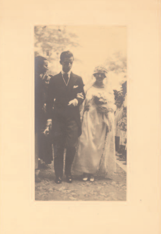 # 559.- Ragel (Diego González Ragel) Elena el día de su boda, 08/06/1922 Gelatina DOP. 150 x 78 mm. Positivo antiguo Carta fotográfica: 265 x 140 mm. Ragel sello seco (ángulo inferior derecho del positivo); D. GONZÁLEZ RAGEL / AVISOS / D. RAMÓN DE LA CRUZ, 69-1º / TELÉFONO 425-S impreso en azul (reverso de la carta fotográfica) Forma reportaje con el n.º cat. 560. N.º Inv. 80388 Elena Sorolla García el día de su boda dando el brazo a su hermano y padrino foto extraida del catálogo LA COLECCIÓN DE FOTOGRAFÍA ANTIGUA DEL MUSEO SOROLLA