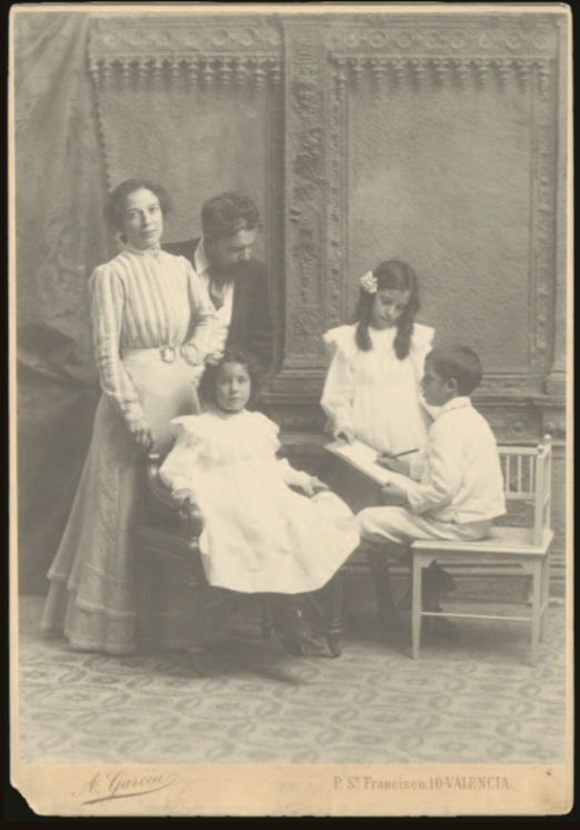 # 79.- García Peris, Antonio Joaquín Sorolla con su mujer y sus hijos, 1901 Colodión mate POP. 368 x 270 mm. Positivo antiguo Carta fotográfica: 398 x 277 mm. A. García / P. SN. FRANCISCO,10 – VALENCIA impreso en dorado (margen inferior del anverso de la carta fotográfica) Forma reportaje con el n.º cat. 78. N.º Inv. 80242 Retrato de estudio del matrimonio con sus tres hijos. Esta escena en la que Joaquín está haciendo un dibujo de su hermana Elena, será trasladada al lienzo por el pintor en la obra Mi familia (1901) Foto extraida del catálago: LA COLECCIÓN DE FOTOGRAFÍA ANTIGUA DEL MUSEO SOROLLA