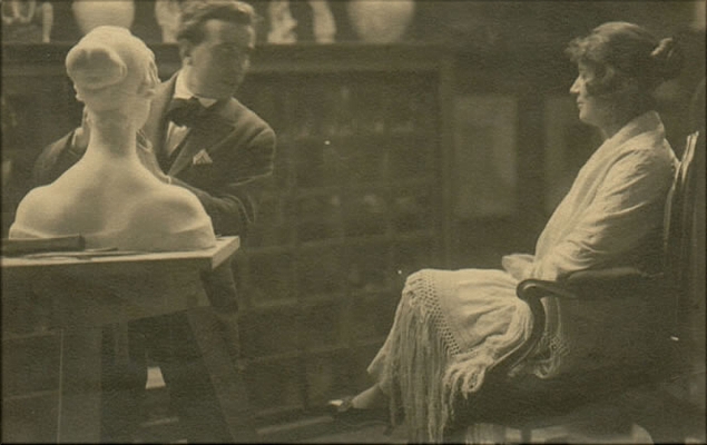 # 553.- Anónimo Elena posando, 1921 Gelatina DOP. 134 x 210 mm. Positivo antiguo N.º Inv. 80510 El escultor José Capuz modelando un busto de Elena que posa envuelta en un mantón de manila en el estudio de la casa Sorolla. Exposiciones: 2006, Valencia –”Sorolla y la otra imagen”– (n.º cat. 24); 2007, Madrid –”Sorolla y la otra imagen”– (n.º cat. 24). Foto extraida del catálago: LA COLECCIÓN DE FOTOGRAFÍA ANTIGUA DEL MUSEO SOR# 341.- Anónimo Elena vestida de valenciana, 1912 Gelatina DOP. 177 x 127 mm. Positivo moderno tomado de placa antigua Forma reportaje con los n. os cat. 338 a 340 y 342 a 344. N.º Inv. 80499 Elena Sorolla García, vestida de valenciana, posando en el primer jardín de la Casa Sorolla. Foto extraida del catálago: LA COLECCIÓN DE FOTOGRAFÍA ANTIGUA DEL MUSEO SOROLLA